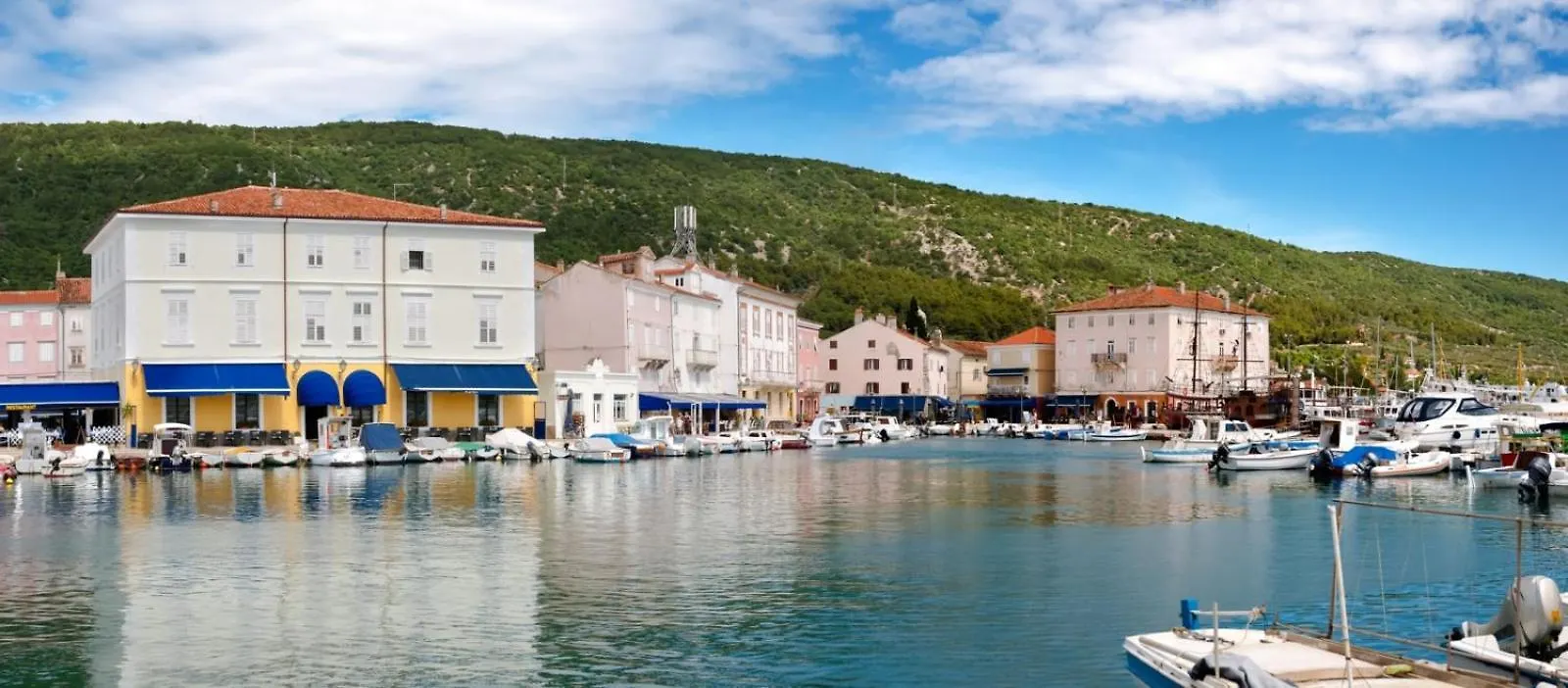 Holiday Apartment In Stivan With Balcony, Air Conditioning, Wifi, Washing Machine 5196-1 Pernat 0*,  Croatia